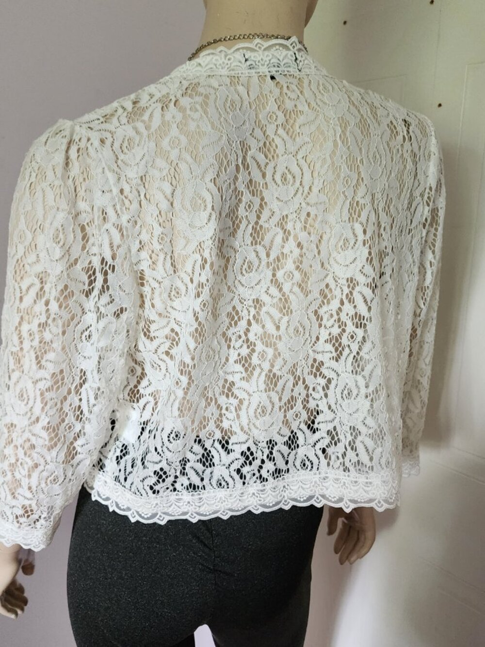 Elegant White Floral Lace Cropped Bolero Jacket - Picture 4 of 7